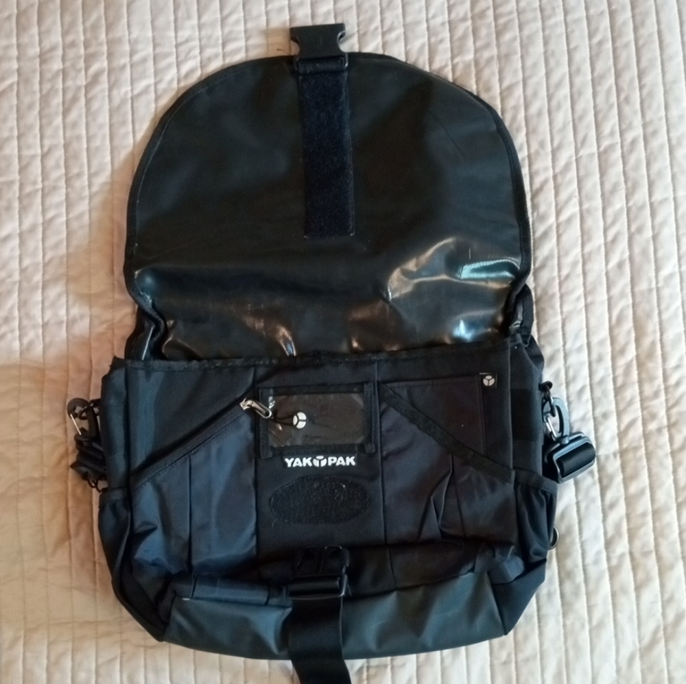 YAK PAC Messenger Crossbody Computer Bag Black Gray With Inner And Outer Pockets - Picture 6 of 8